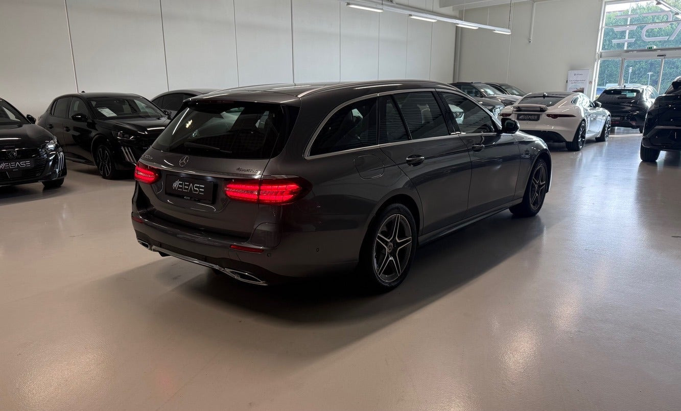 Grå Mercedes E300 de fra 2022
