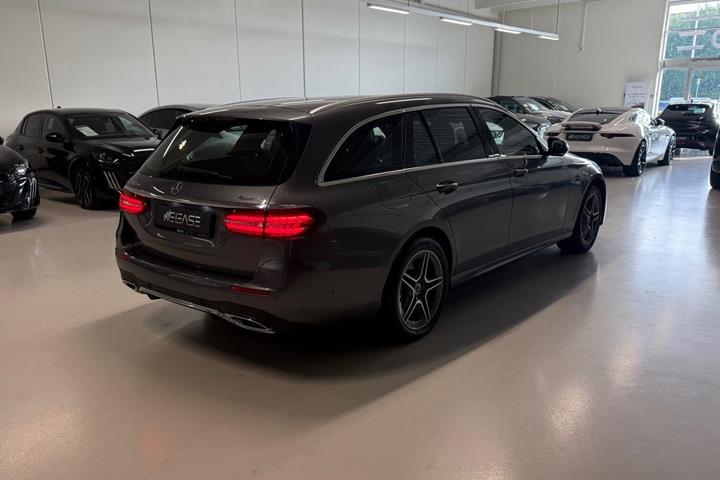 Grå Mercedes E300 de fra 2022