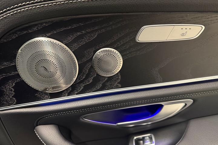 Grå Mercedes E300 de fra 2022
