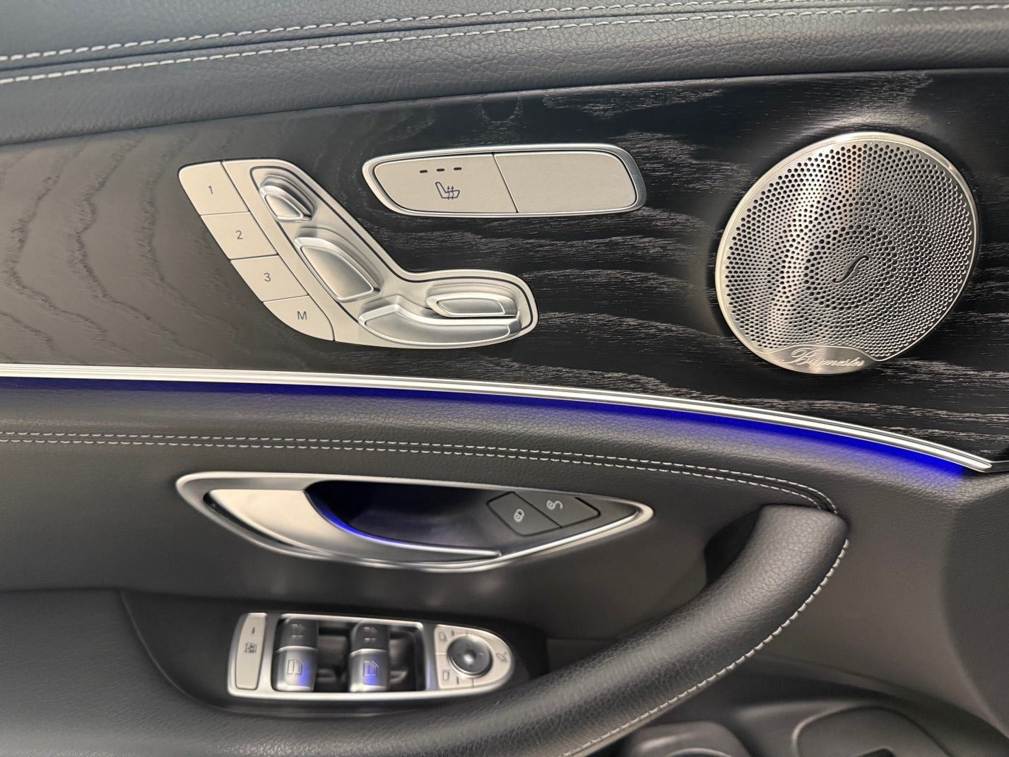 Grå Mercedes E300 de fra 2022