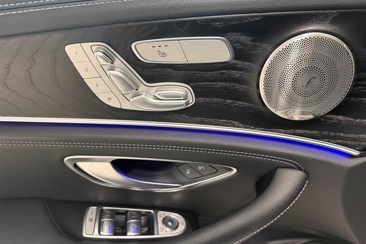 Grå Mercedes E300 de fra 2022