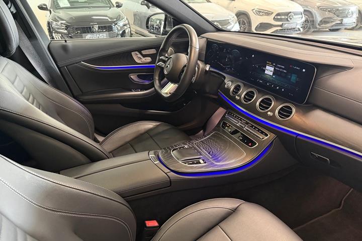 Grå Mercedes E300 de fra 2022