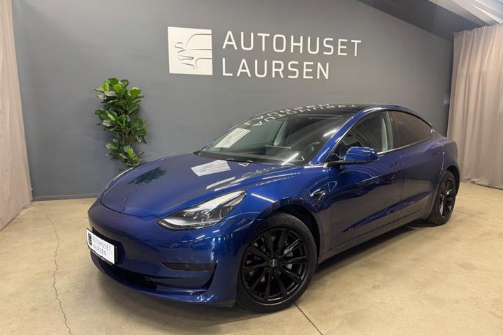 Blå Tesla Model 3 fra 2022 set udefra