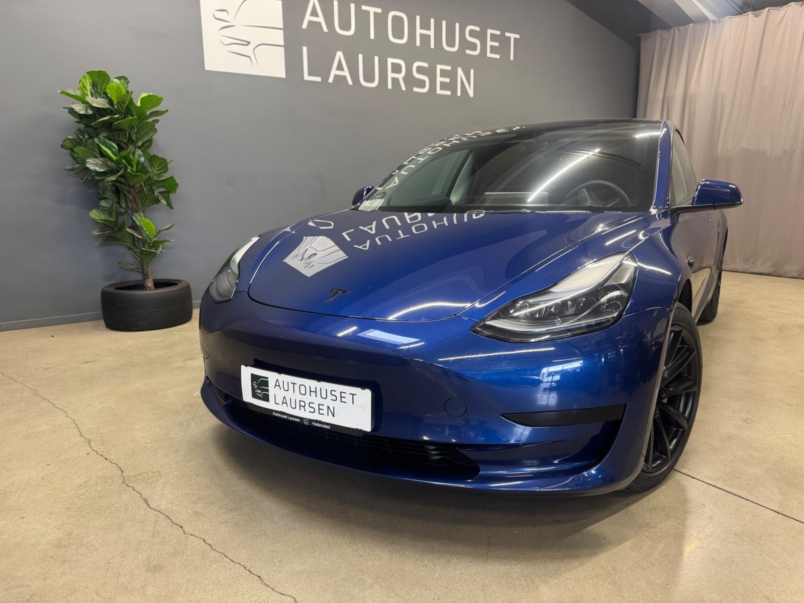 Blå Tesla Model 3 fra 2022