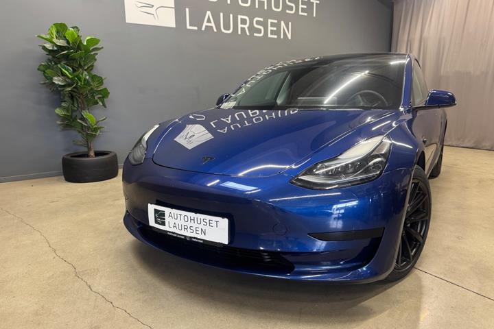 Blå Tesla Model 3 fra 2022