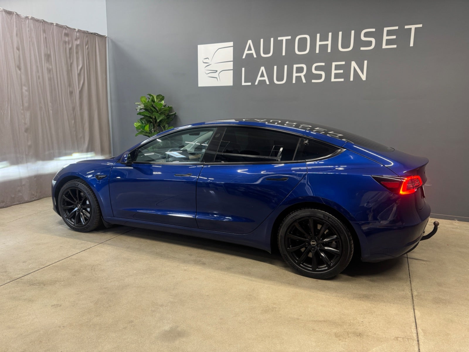 Blå Tesla Model 3 fra 2022