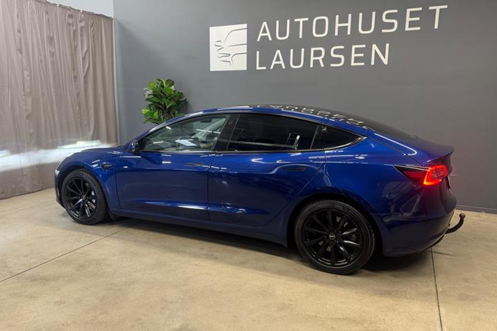 Blå Tesla Model 3 fra 2022