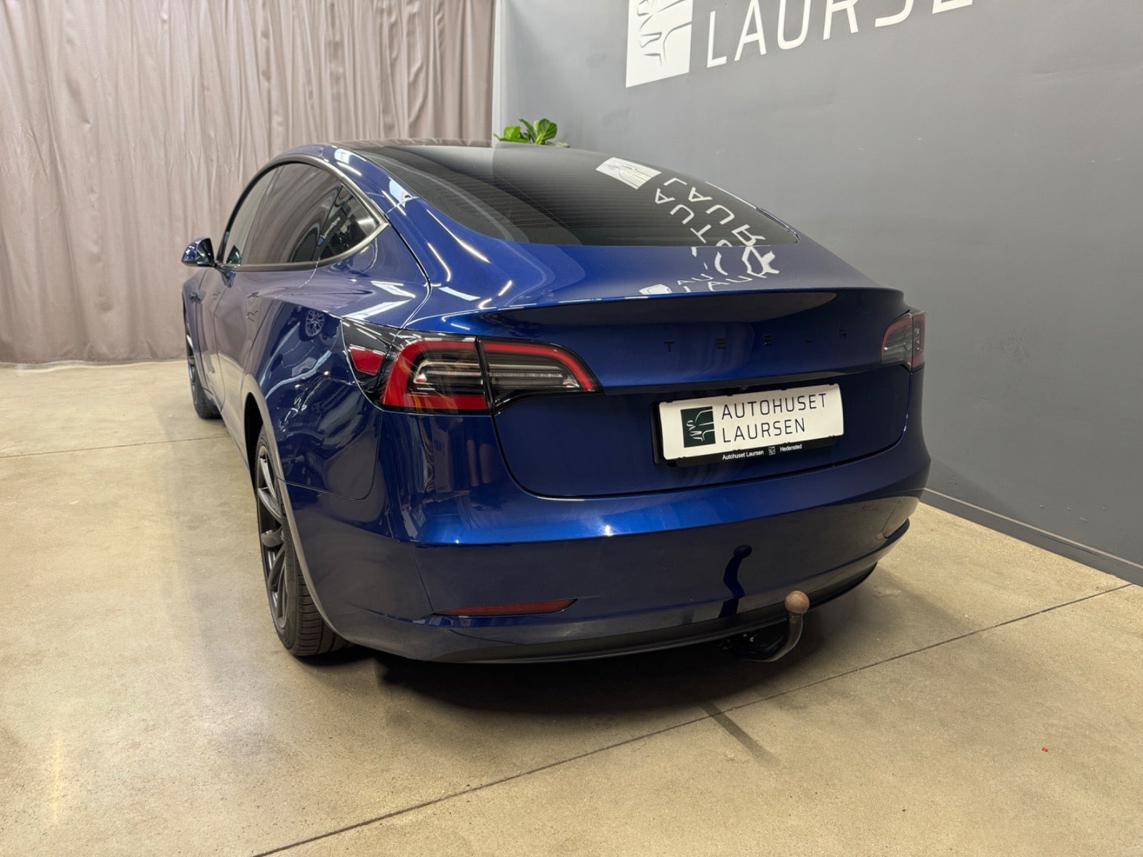 Blå Tesla Model 3 fra 2022