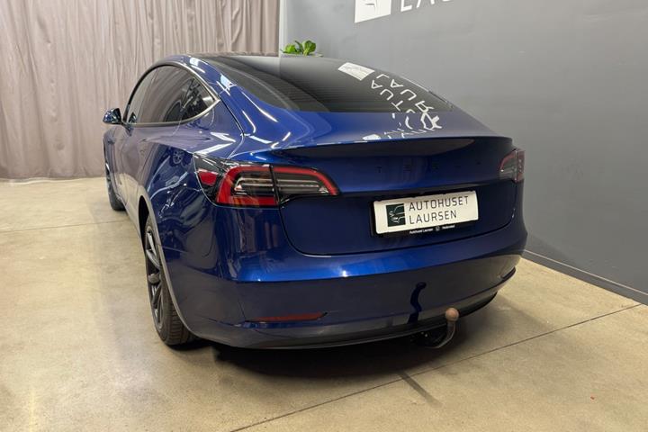 Blå Tesla Model 3 fra 2022