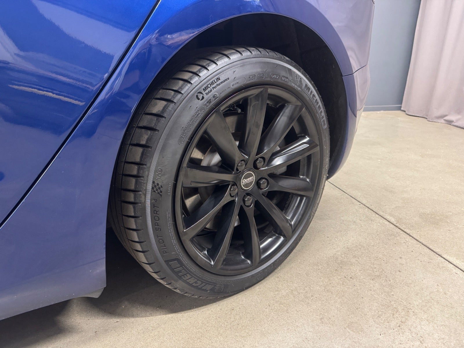 Blå Tesla Model 3 fra 2022