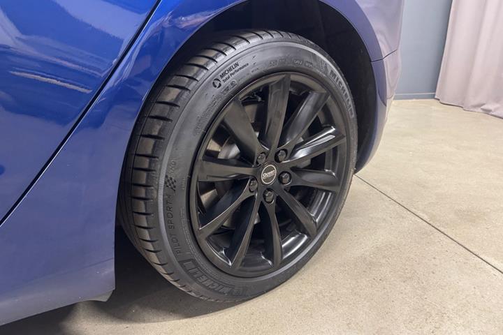 Blå Tesla Model 3 fra 2022