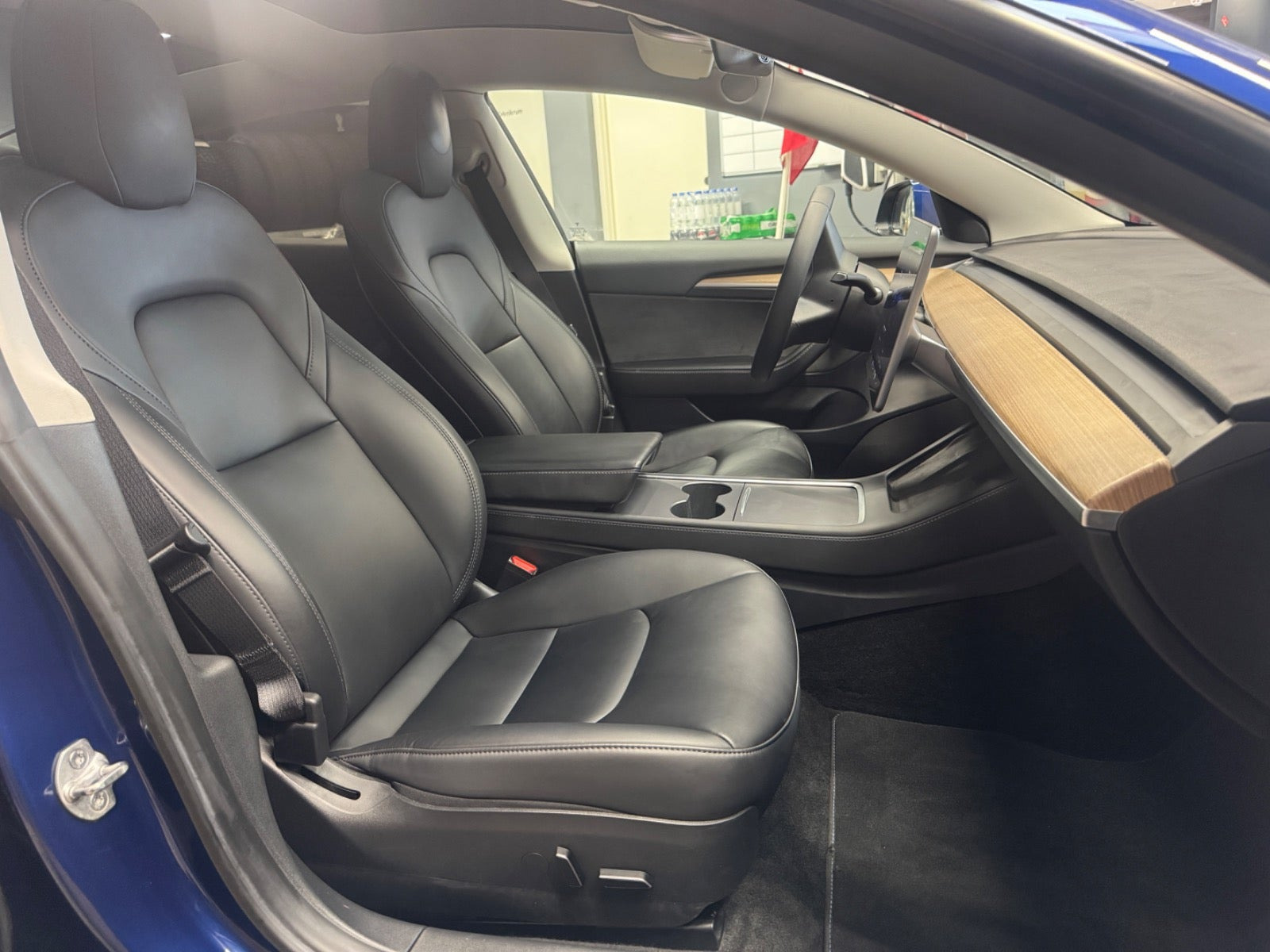 Blå Tesla Model 3 fra 2022