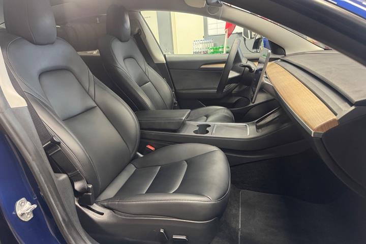 Blå Tesla Model 3 fra 2022