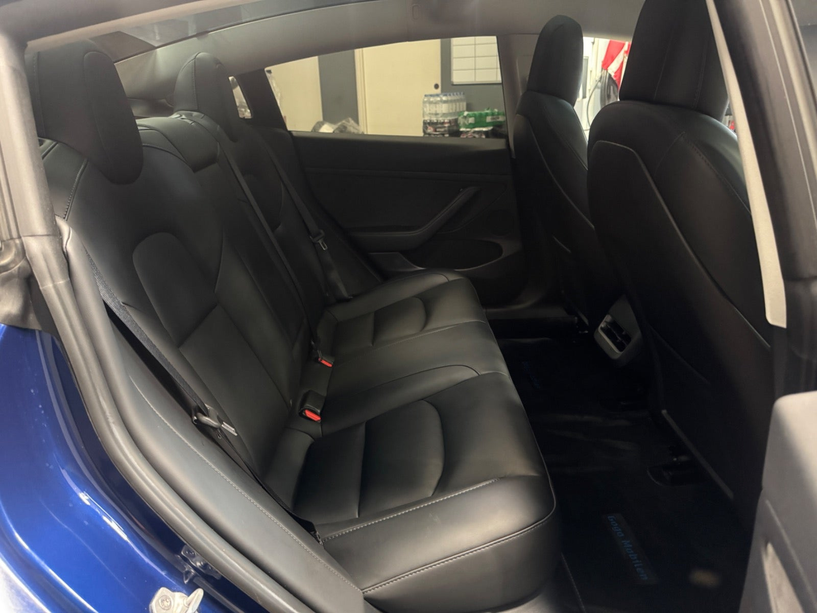 Blå Tesla Model 3 fra 2022