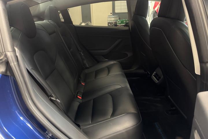 Blå Tesla Model 3 fra 2022