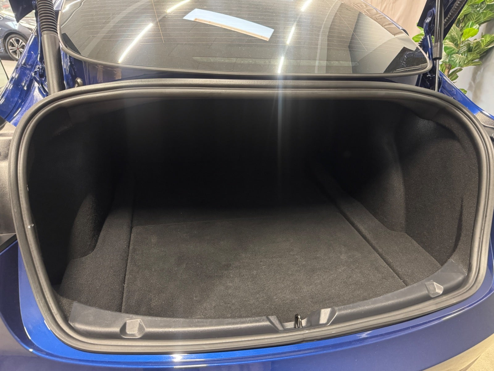 Blå Tesla Model 3 fra 2022