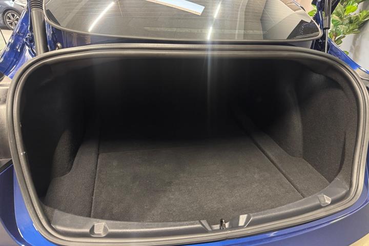 Blå Tesla Model 3 fra 2022