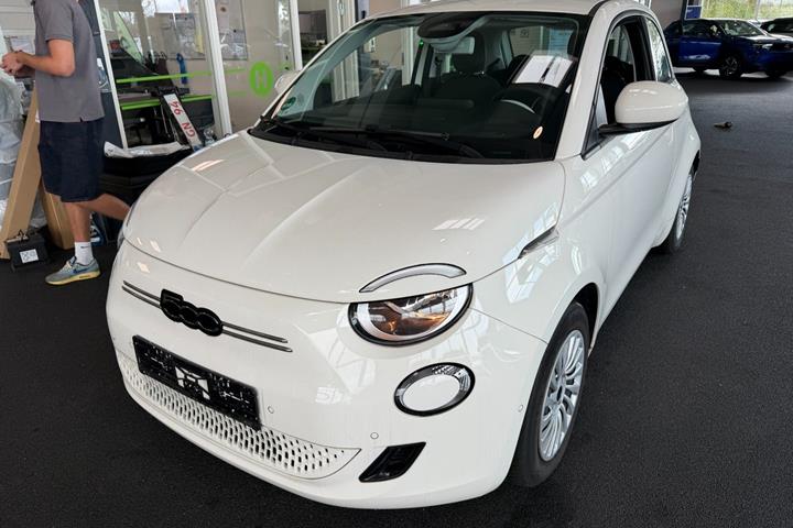 Hvid Fiat 500e fra 2023