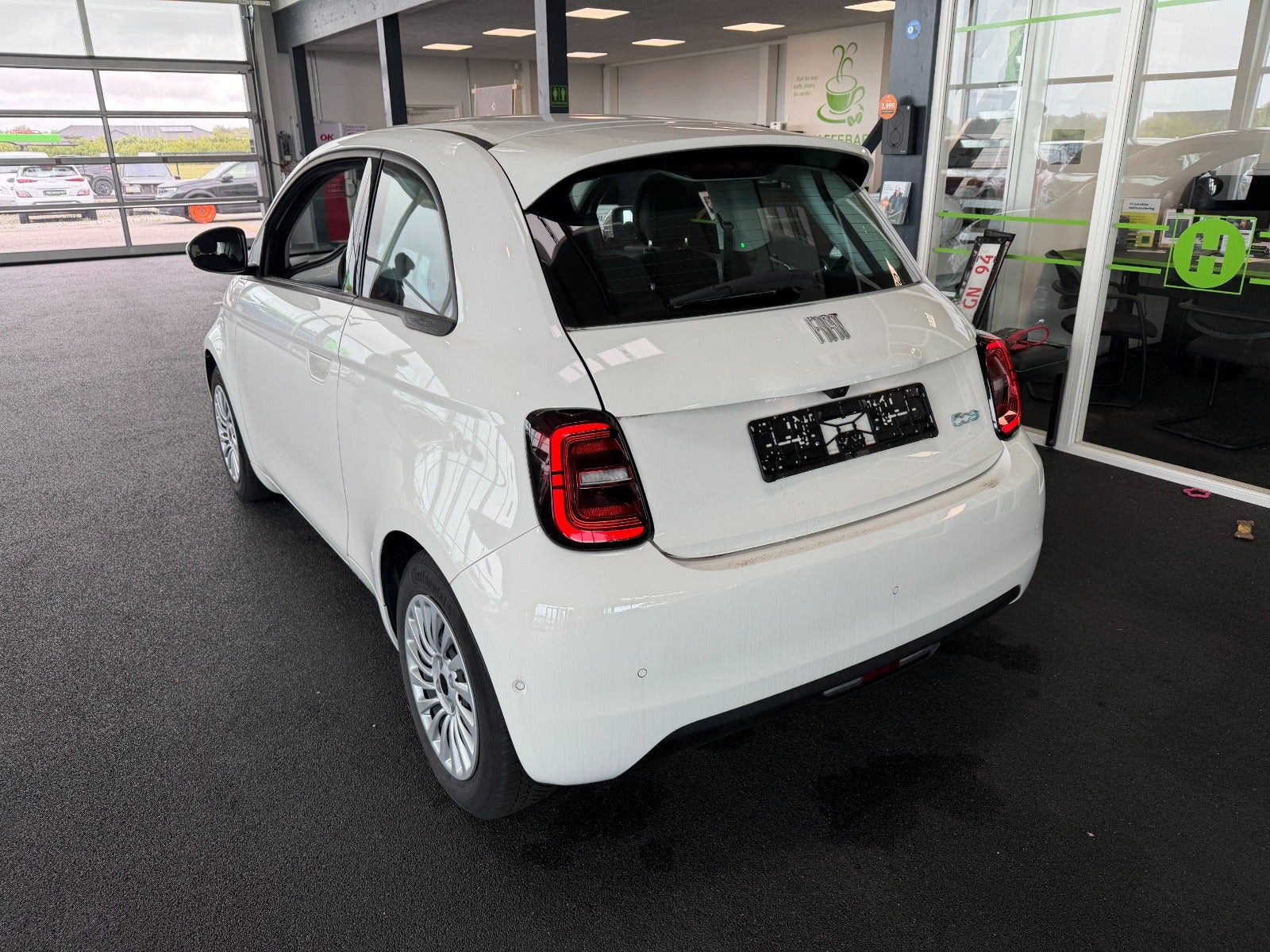 Hvid Fiat 500e fra 2023