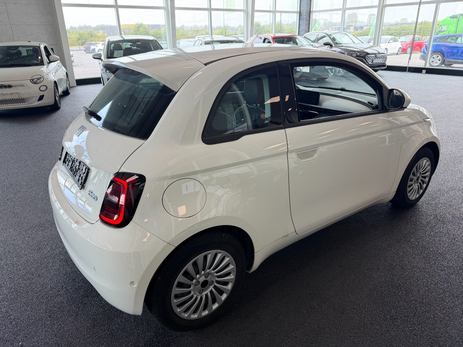 Hvid Fiat 500e fra 2023