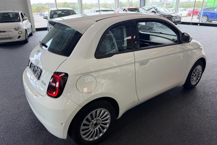 Hvid Fiat 500e fra 2023