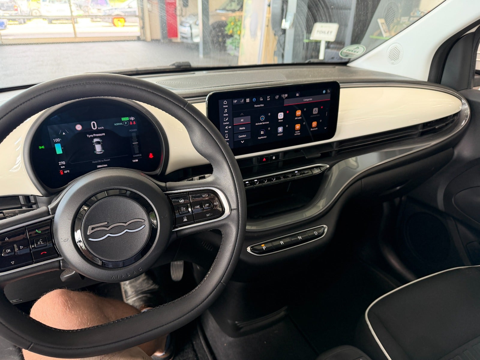 Hvid Fiat 500e fra 2023