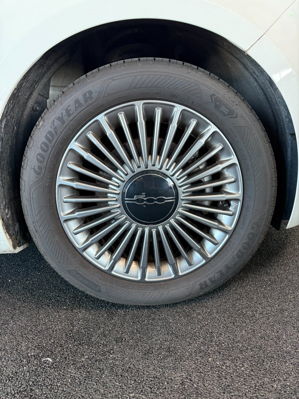 Hvid Fiat 500e fra 2023