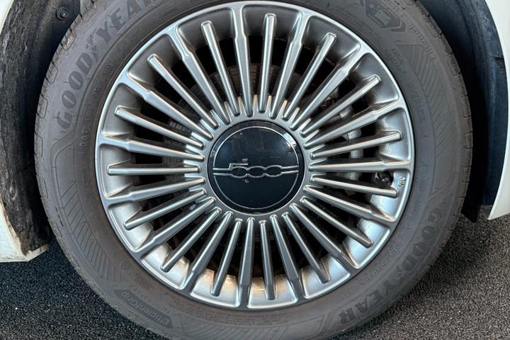 Hvid Fiat 500e fra 2023