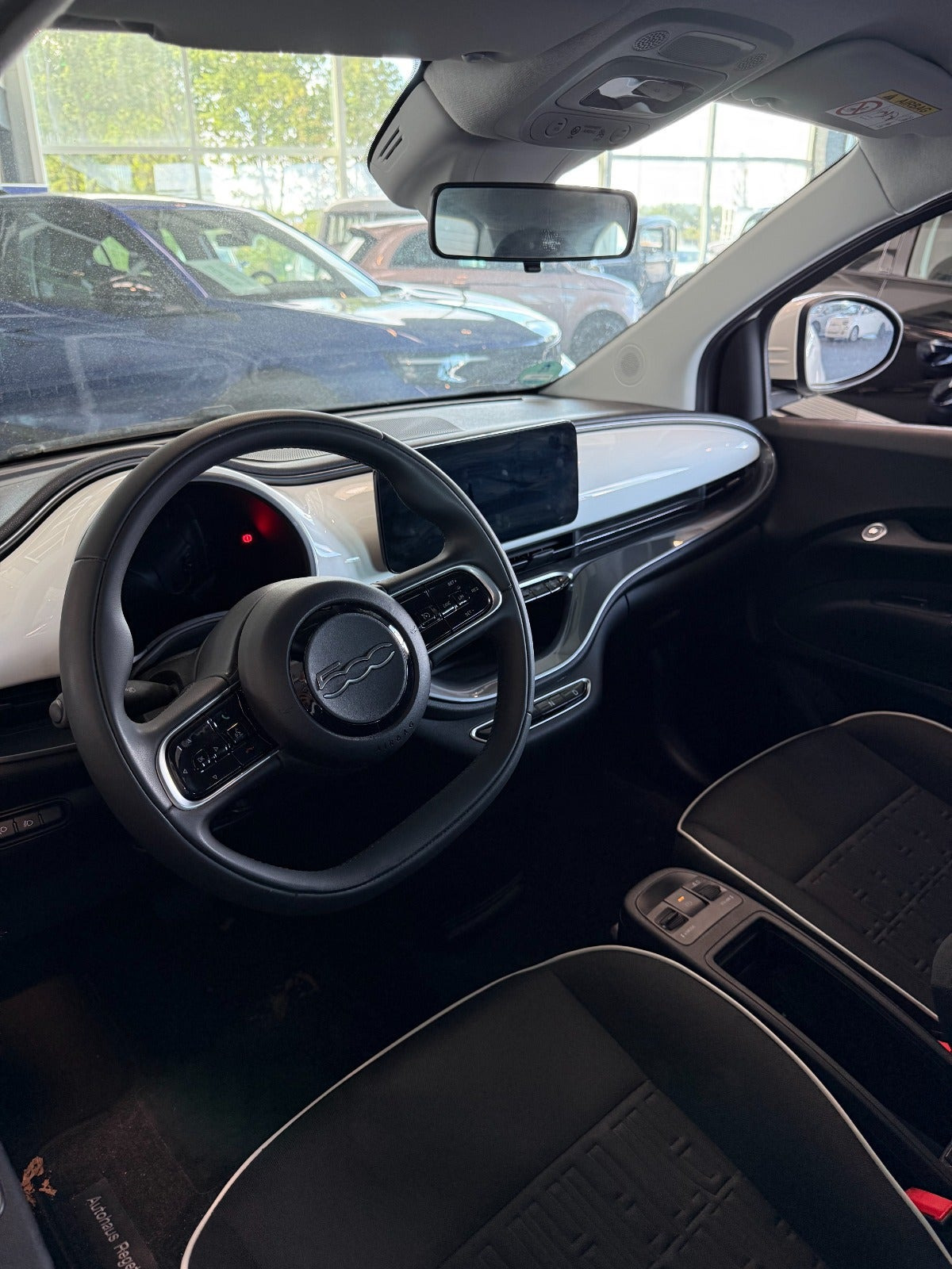 Hvid Fiat 500e fra 2023