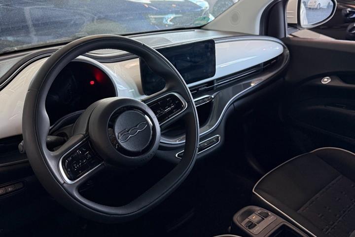 Hvid Fiat 500e fra 2023