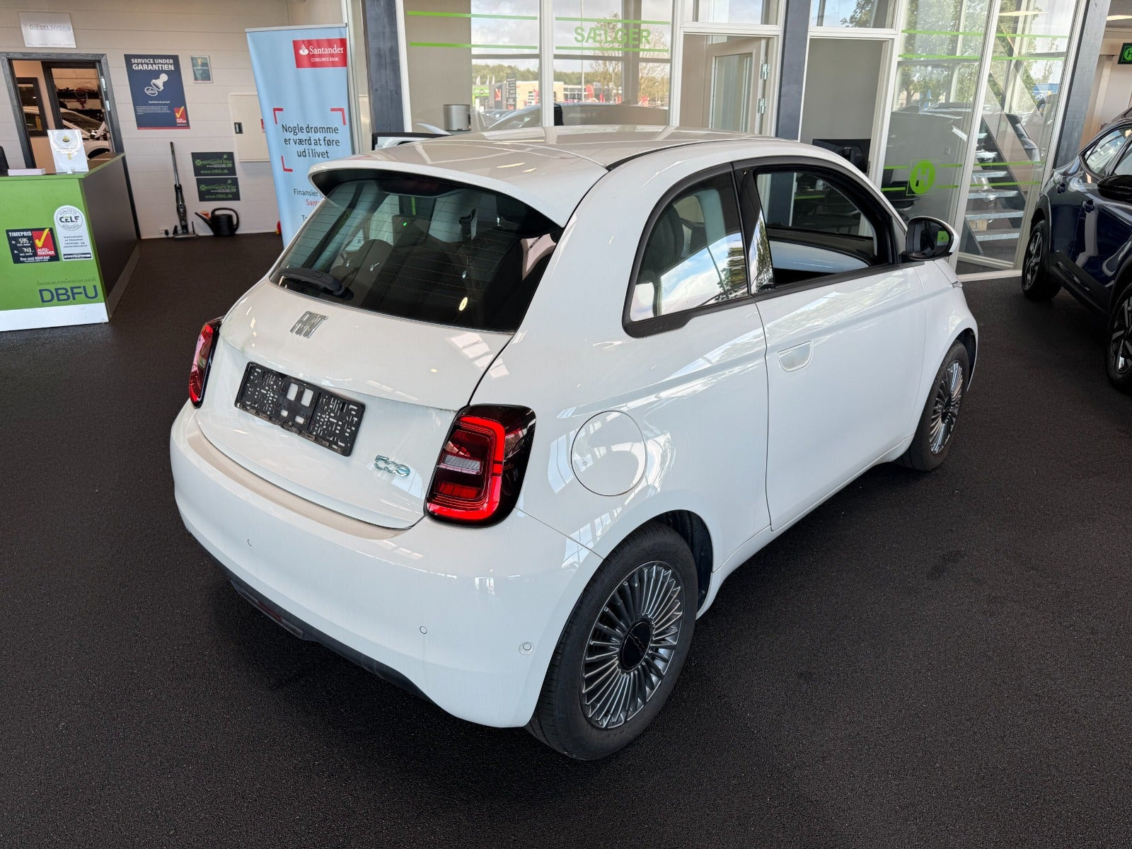 Hvid Fiat 500e fra 2023