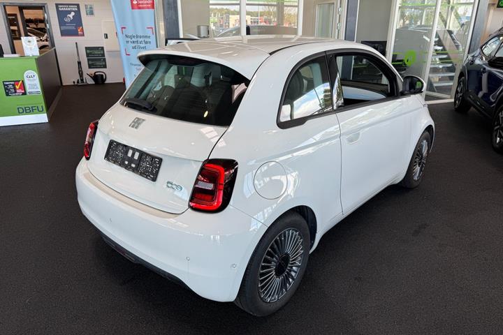 Hvid Fiat 500e fra 2023