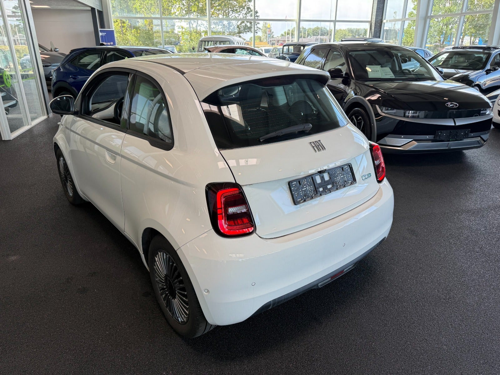 Hvid Fiat 500e fra 2023