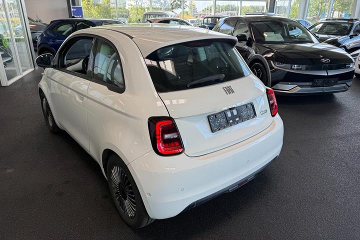 Hvid Fiat 500e fra 2023