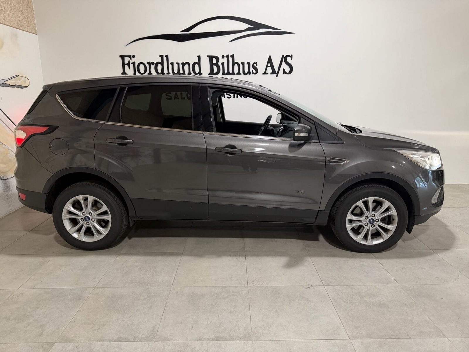 Grå Ford Kuga fra 2019