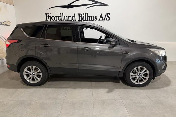 Grå Ford Kuga fra 2019