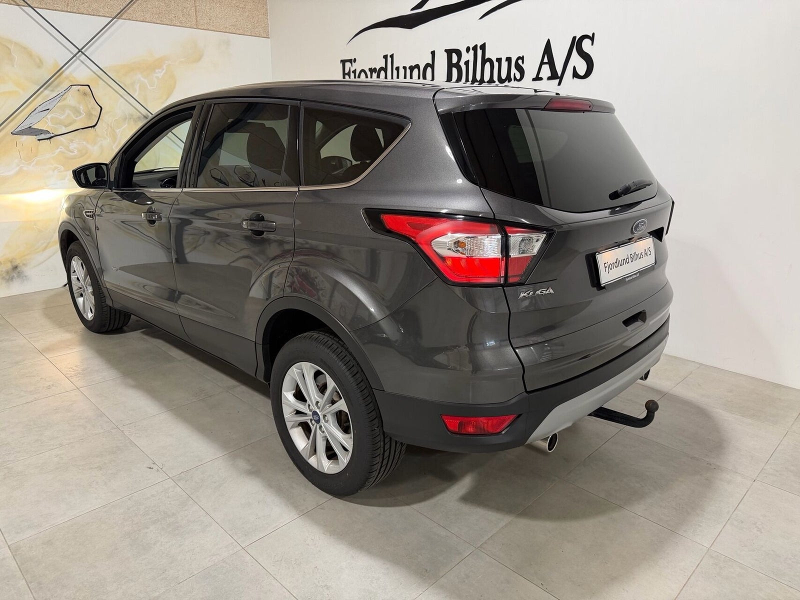 Grå Ford Kuga fra 2019