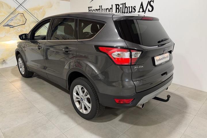 Grå Ford Kuga fra 2019