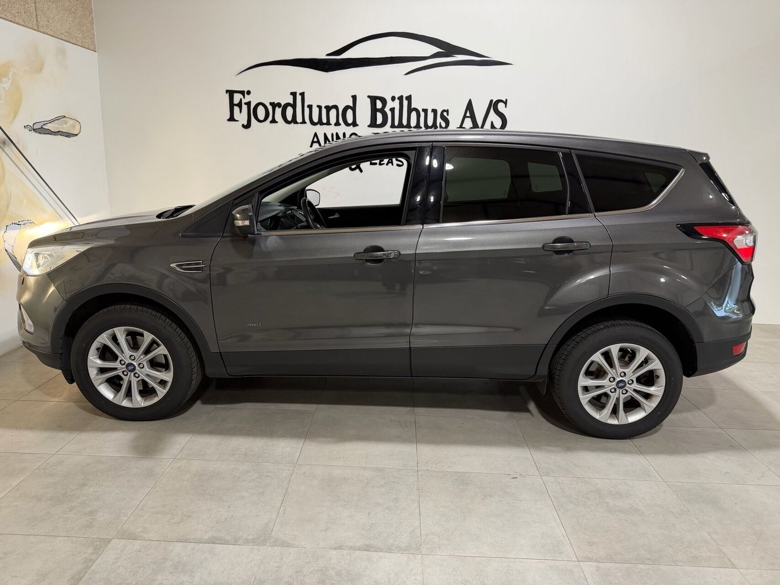 Grå Ford Kuga fra 2019