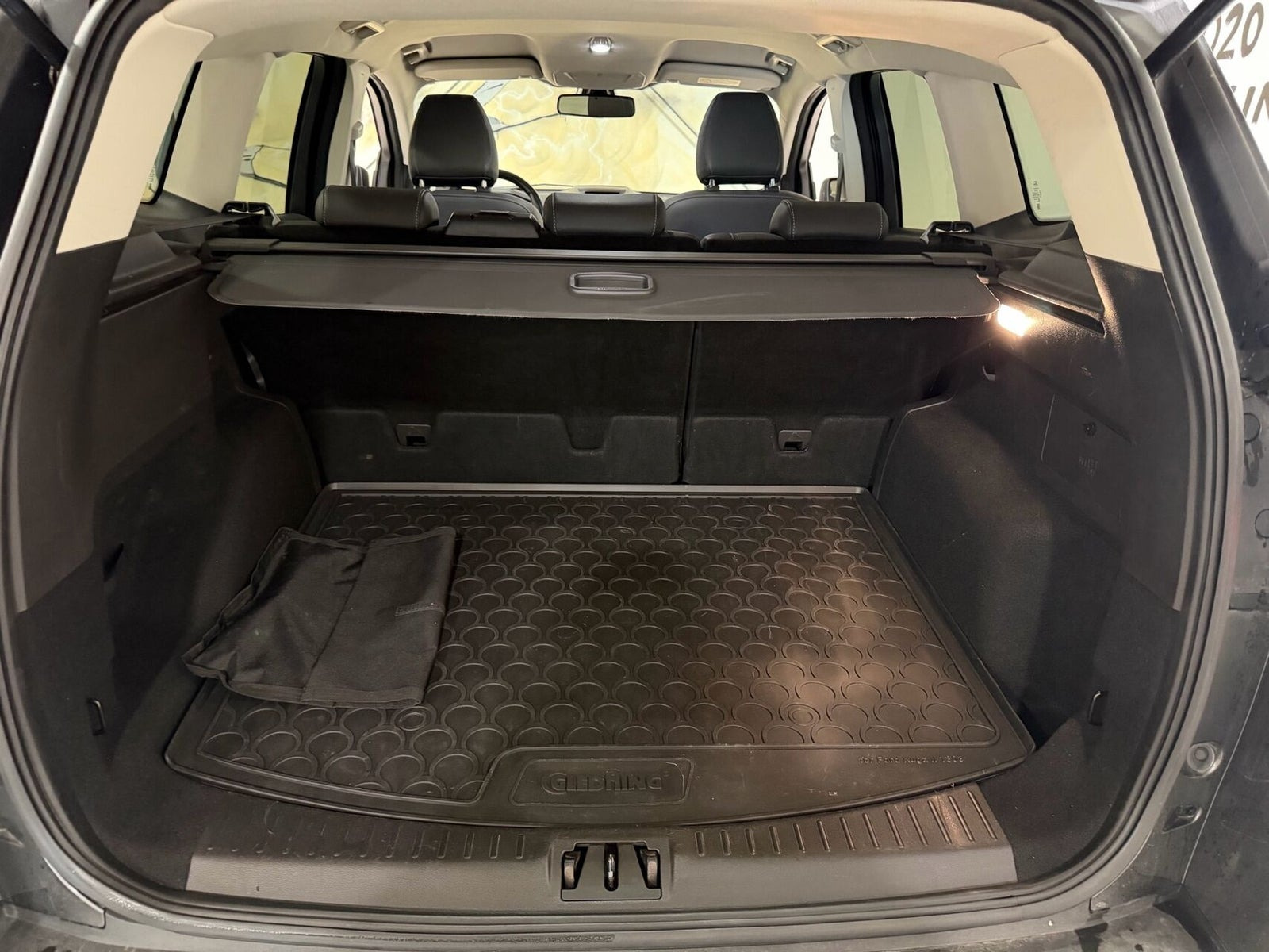 Grå Ford Kuga fra 2019