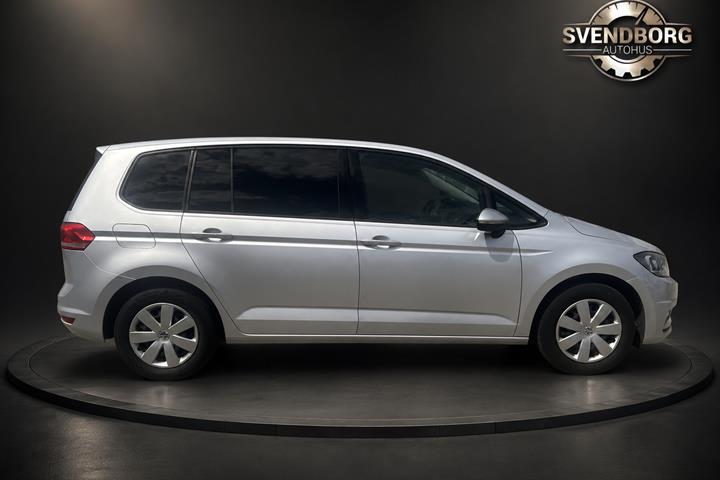 Sølv VW Touran fra 2017