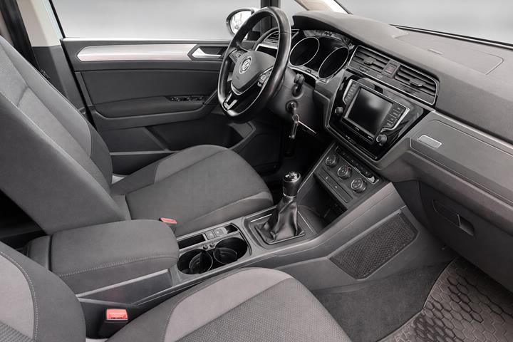 Sølv VW Touran fra 2017