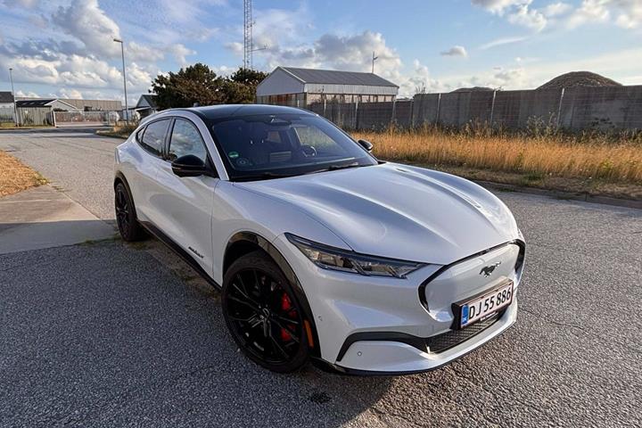 Hvid Ford Mustang Mach-E fra 2022