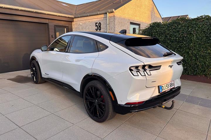 Hvid Ford Mustang Mach-E fra 2022