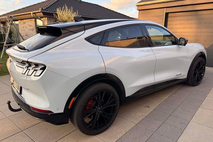 Hvid Ford Mustang Mach-E fra 2022