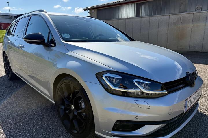 Grå VW Golf VII fra 2019