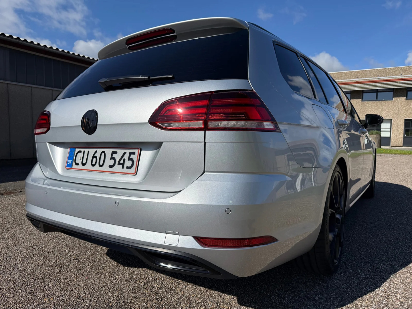 Grå VW Golf VII fra 2019