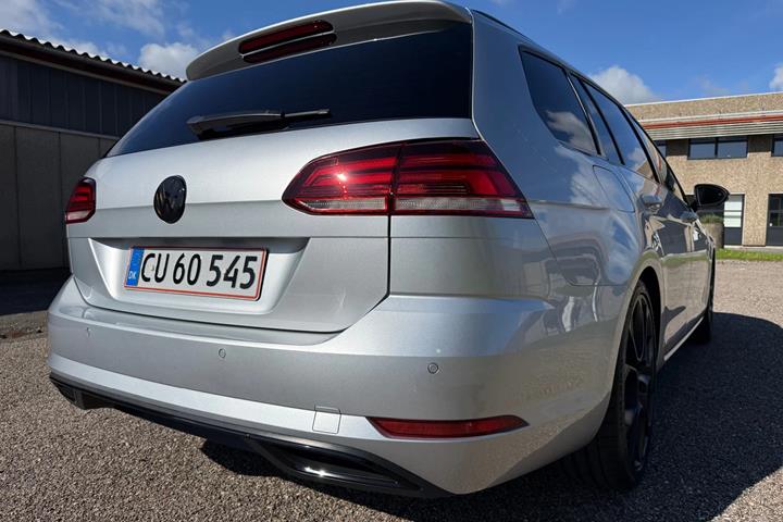 Grå VW Golf VII fra 2019