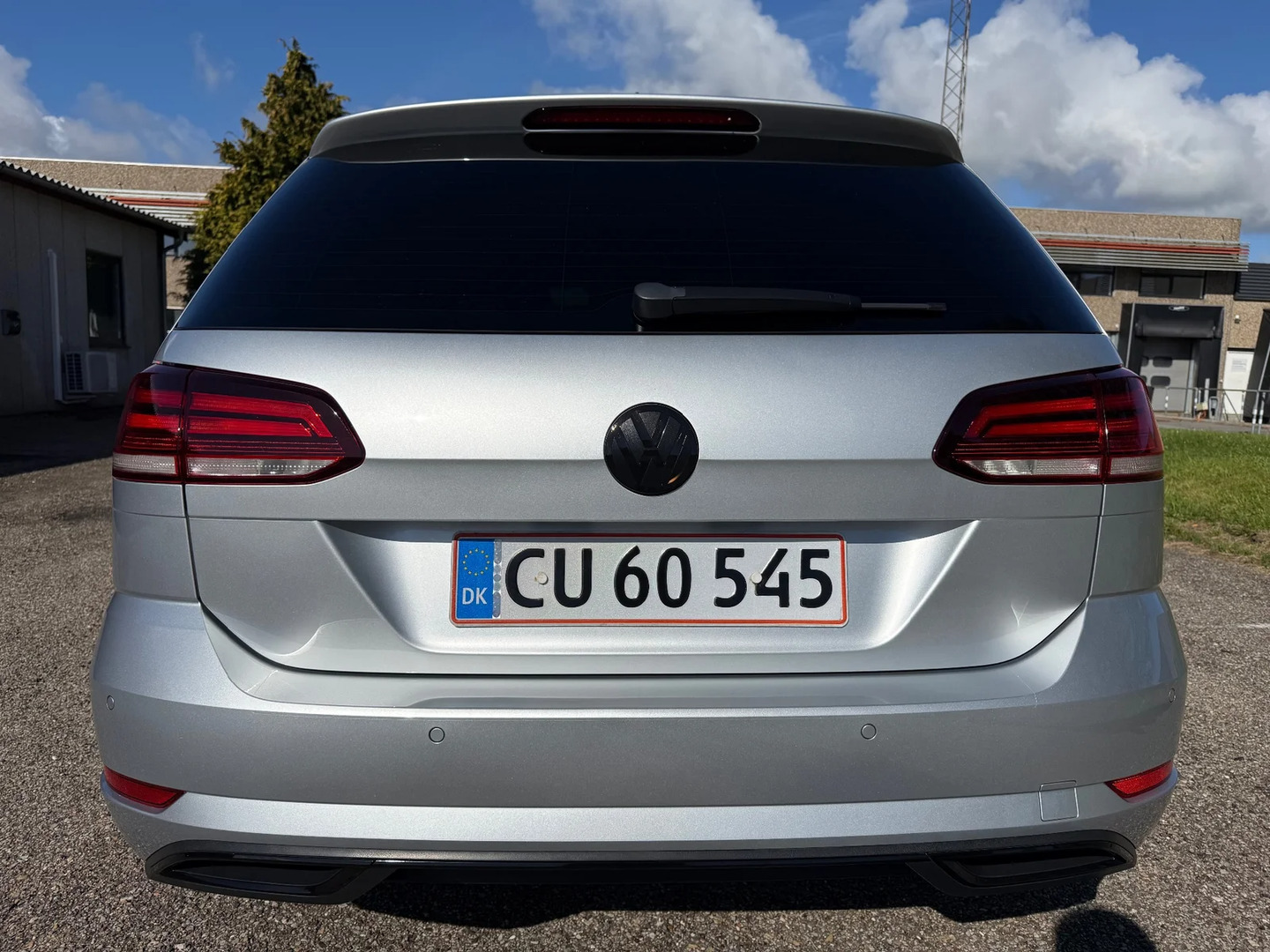 Grå VW Golf VII fra 2019