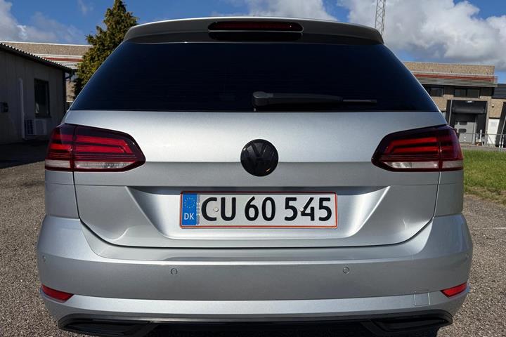 Grå VW Golf VII fra 2019